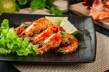 Shrimps roasted with onion, garlic and chili