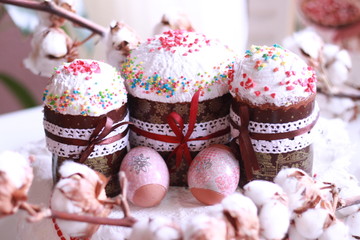 Easter cakes in a vase decorated with ribbons.