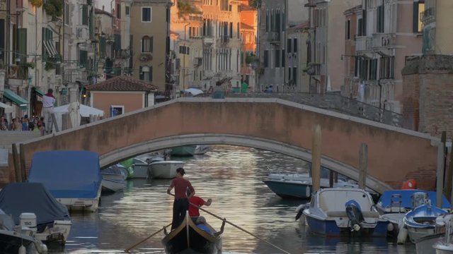 Paddling a gondola on Canale di Cannaregio