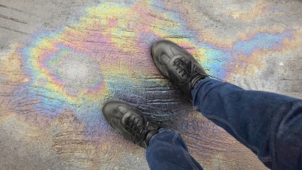 Macchia d'olio in strada - inquinamento