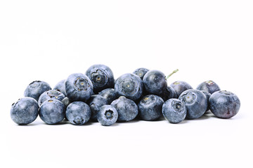 viele Blaubeeren auf weißem Hintergrund