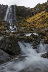 Islanda, la terra dei vichinghi. Paesaggio con cascata.