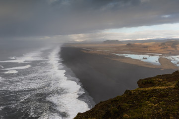 Islanda, la terra dei vichinghi. Spiaggia nera vista dal promontorio.