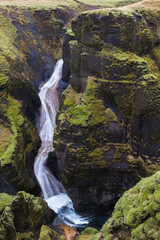 Islanda, la terra dei vichinghi. Torrente tra la roccia.