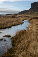 Islanda, la terra dei vichinghi. Paesaggio con montagna e torrente.