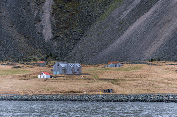 Fototapeta premium Islanda, la terra dei vichinghi. Fattoria sulla costa.