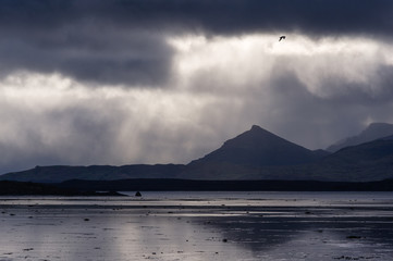 Islanda, la terra dei vichinghi. Montagna e fasci di luce attraverso le nuvole.