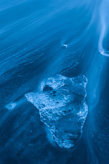 Islanda, la terra dei vichinghi. Lunga esposizione nella spiaggia dei ghiacci durante l'ora blu.