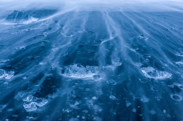 Islanda, la terra dei vichinghi. Lunga esposizione nella spiaggia dei ghiacci durante l'ora blu.