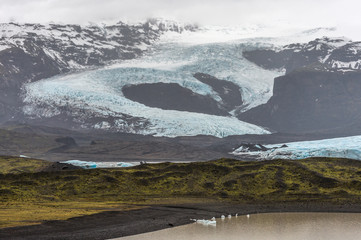 Islanda, la terra dei vichinghi. Paesaggio con lingua di un ghiacciaio.