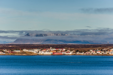 Fototapeta na wymiar Islanda, la terra dei vichinghi. Panorama di una piccola città sulla costa.