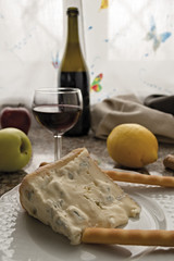 formaggio gorgonzola bicchiere di vino rosso