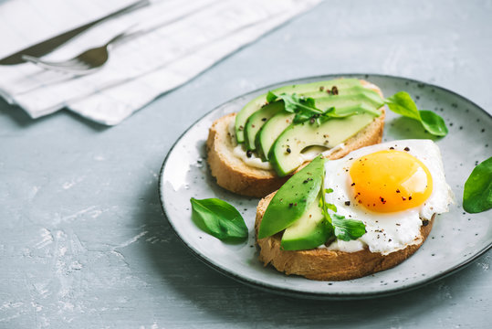 Avocado Sandwiches with Fried Egg