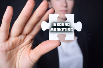 Businessman holding a puzzle with the inscription:INBOUND MARKETING