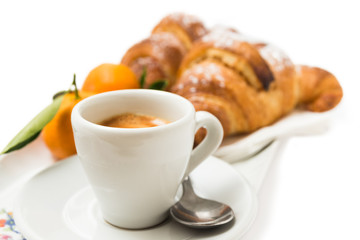 Caffè espresso, frutta fresca e cornetti 