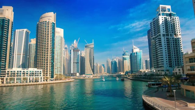 Dubai Marina unter blauem Himmel, Zeitraffer Video mit Skyline und Booten