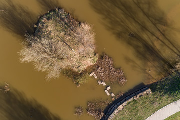 Luftaufnahme einer kleinen Insel im See