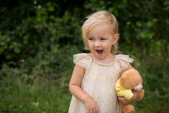 Ni&ntilde;a bostezando