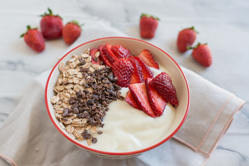 Joghurt mit Müsli und Erdbeeren 