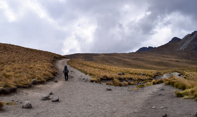 Aufstieg, Wanderung im nicht aktiven, erloschenen Vulkan Nevado de Toluca, Xinantécatl, Gebirge, Mexiko, mit Wanderrucksack, Gipfel, Höhe © Alexandra