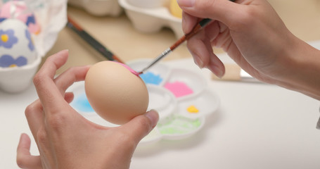 Obraz na płótnie Canvas Painting on egg for Easter holiday