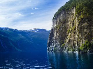 Fototapeta na wymiar Crucero por las aguas del fiordo de Geiranger hacia Hellesylt, en Noruega, verano de 2017