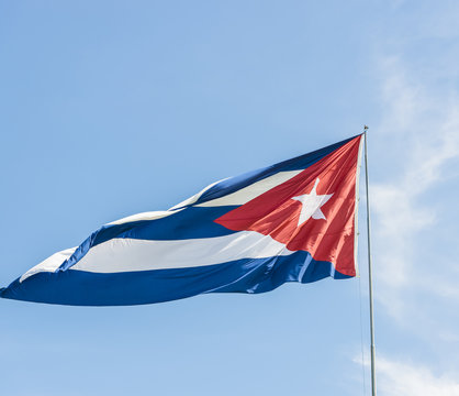 Kuba Flagge vor blauem Himmel und Sonnenschein 