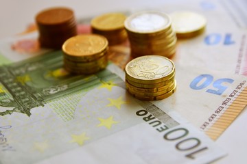 Geldscheine und Münzen