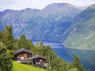 Dos cabañas en el mirador al fiordo de Geiranger, en Noruega, verano de 2017
