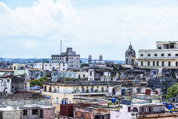 Fototapeta na wymiar Havanna Gebäude an Hauptstraße auf Kuba