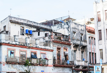 Fototapeta na wymiar Havanna Gebäude an Hauptstraße auf Kuba