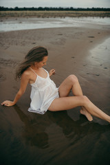 Fototapeta na wymiar beautiful girl on sea beach 