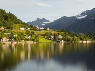 Fototapeta na wymiar Vistas al Sykkylvsfjorden desde la carretera Sykkylvsvegen 60, Noruega, verano de 2017