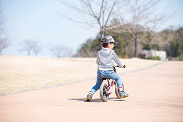 自転車で遊ぶ男の子