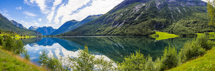 Fototapeta na wymiar Vistas del paisaje de montaña reflejada en el lago Nedrefloen, en el verano de 2017 en Noruega