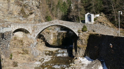 Fototapeta na wymiar Antico ponte in Valchiavenna