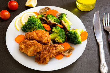 Grilled fIllet of chicken garnished with broccoli, carrots and mushrooms