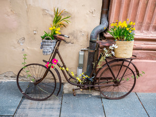 Fototapeta na wymiar Altes Fahrrad zur Dekoration im Frühling