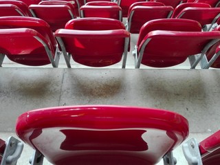 rote Sitze im Stadion