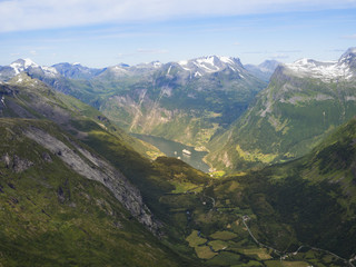 Fototapeta premium Vistas de Geiranger y de las sinuosas carreteras que suben al Mirador de Dalsnibba, en Noruega, en el verano de 2017
