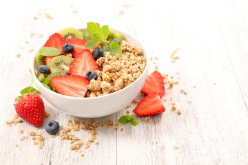 granola with berry fruit