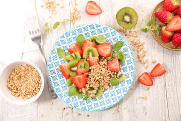granola with strawberry