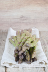 Spargel grün gebunden