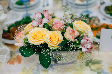 Obraz na płótnie Canvas Wedding decoration on the table. Yellow roses
