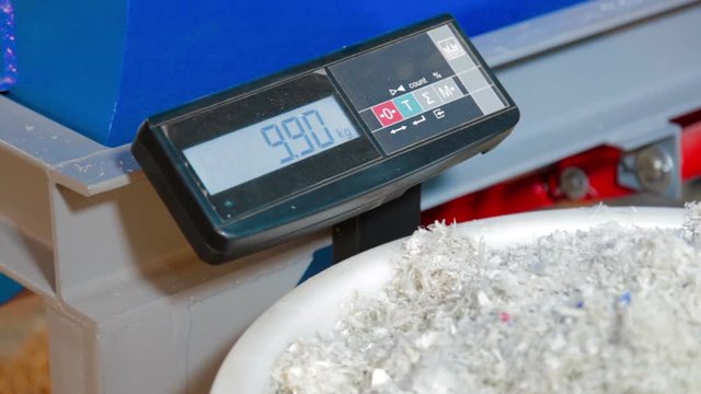 Weighing bucket with plastic for recycling