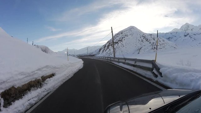 Strada di montagna in inverno