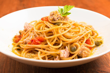 Spaghetti con tonno, bottarga, pomodoro e capperi, Cucina Mediterranea 