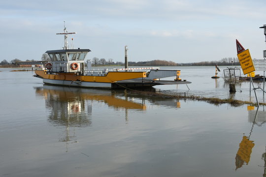 pontje van Dieren over de rivier de IJssel uit de vaart in verband met het hoge water