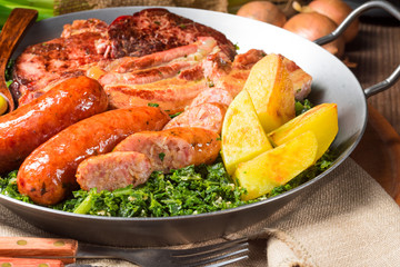 Norddeutscher Grünkohl mit allem drum und dran