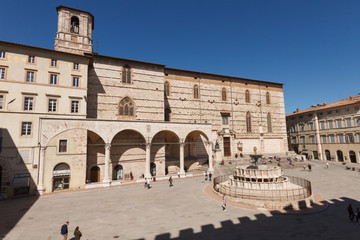 San Lorenzo cathedral with the Loggia di Braccio and the Fontana Maggiore (fountain) in Piazza IV Novembre (square) in Perugia, Italy - 200261469